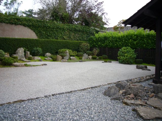 jardin japonais spacieux gravier