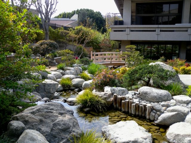 jardin moderne japonais roches pont bois