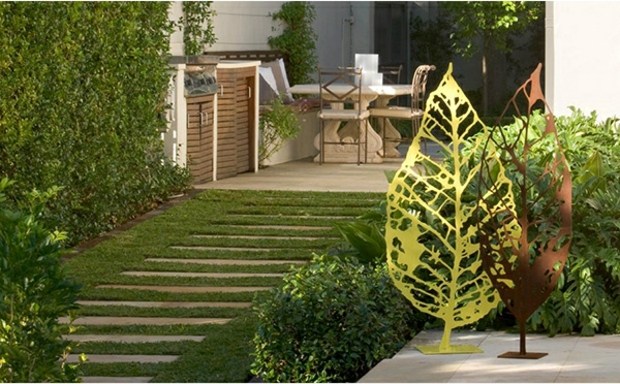 jardin moderne paré ornements métalliques forme feuilles