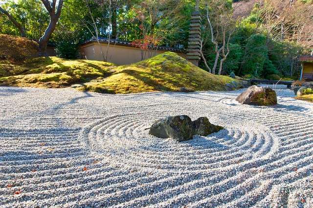 jardin zen cercles concentriques rocher