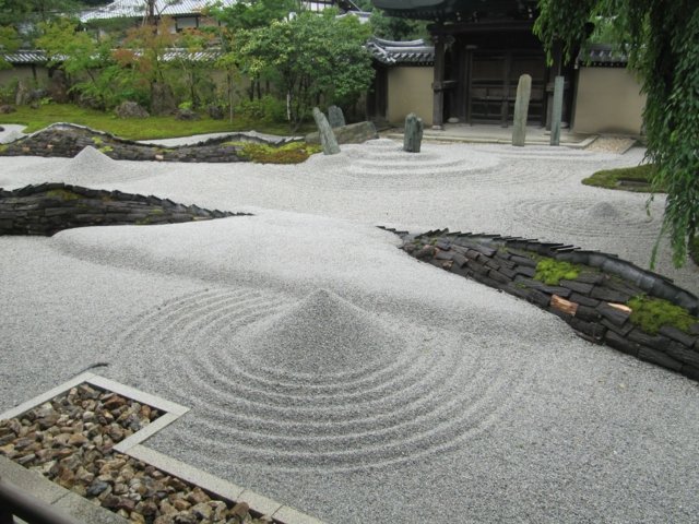 jardin zen japonais gravier figure