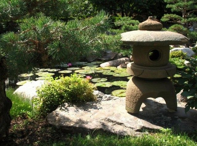 jardin zen lanterne traditionnelle pierre