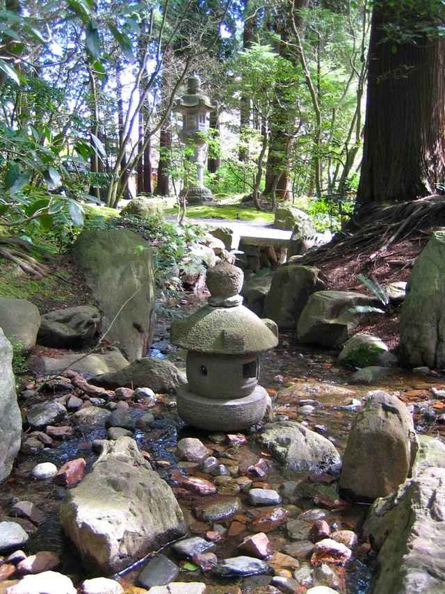 lanterne pierre zen forêt