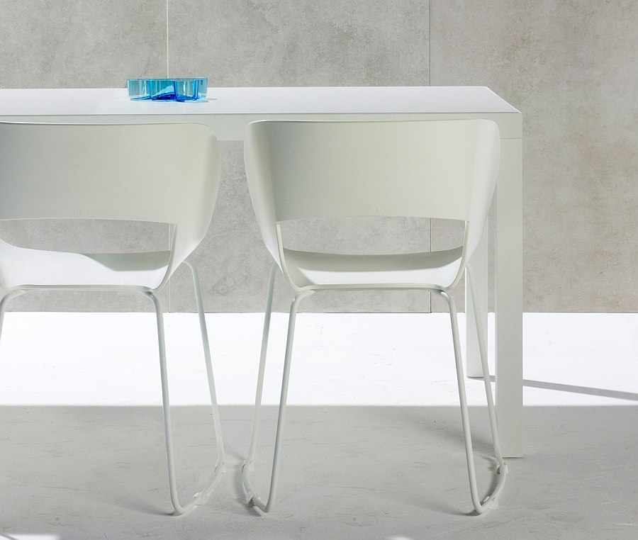 design haute gamme minimaliste style scandinave chaise blanche contraste extérieur tribu style nordique cendrier bleu