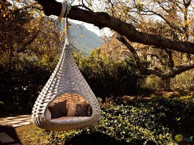 Collection Nestrest meuble de jardin par Dedon suspendu arbre