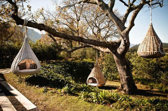 Collection Nestrest de meubles de jardin par Dedon trois modeles suspendus