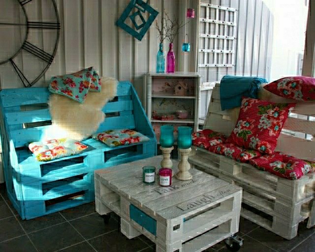 salon de jardin palettes blanches colorées bleu coussins canapé table de jardin super stylé