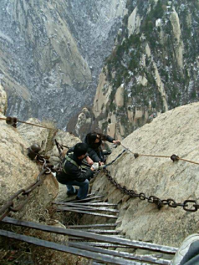 montagne chinoise hua shan touriste faire de la randonnée sécurisé dangereux