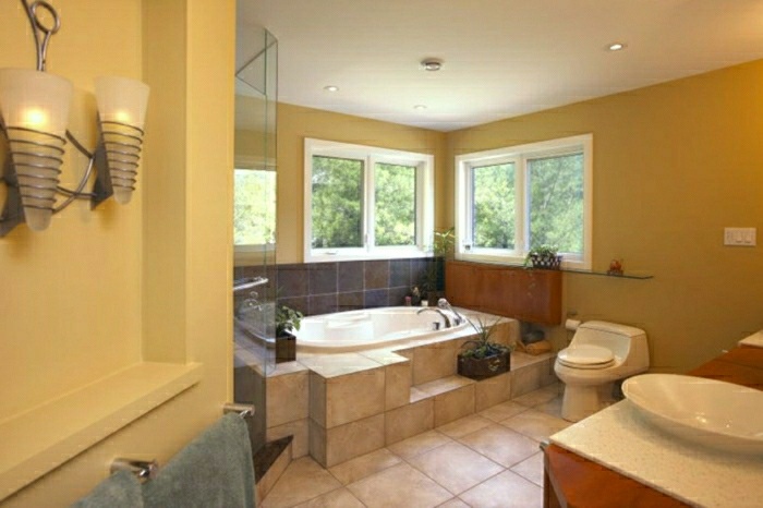 salle de bain lumière idée design baignoire fenêtre carrelage lampe