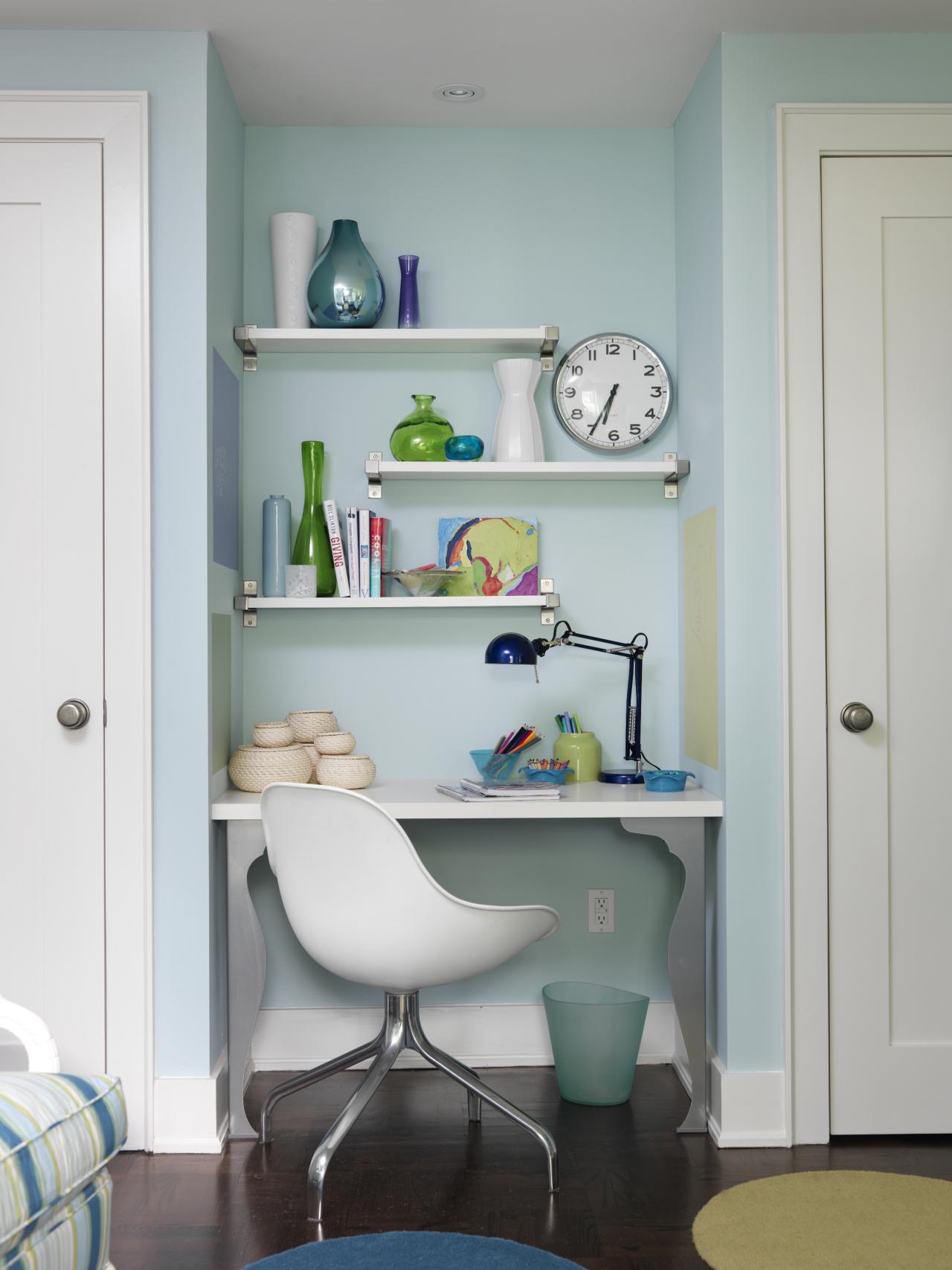 chambre peinture enfant bleu clair bureau chaise blanche intérieur design