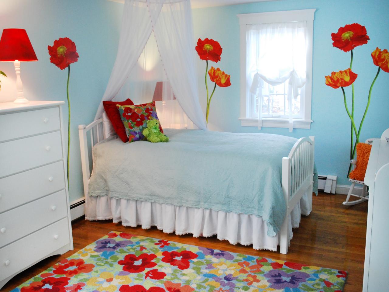 peinture chambre enfant motifs fleurs jolies lit grand draps bleus