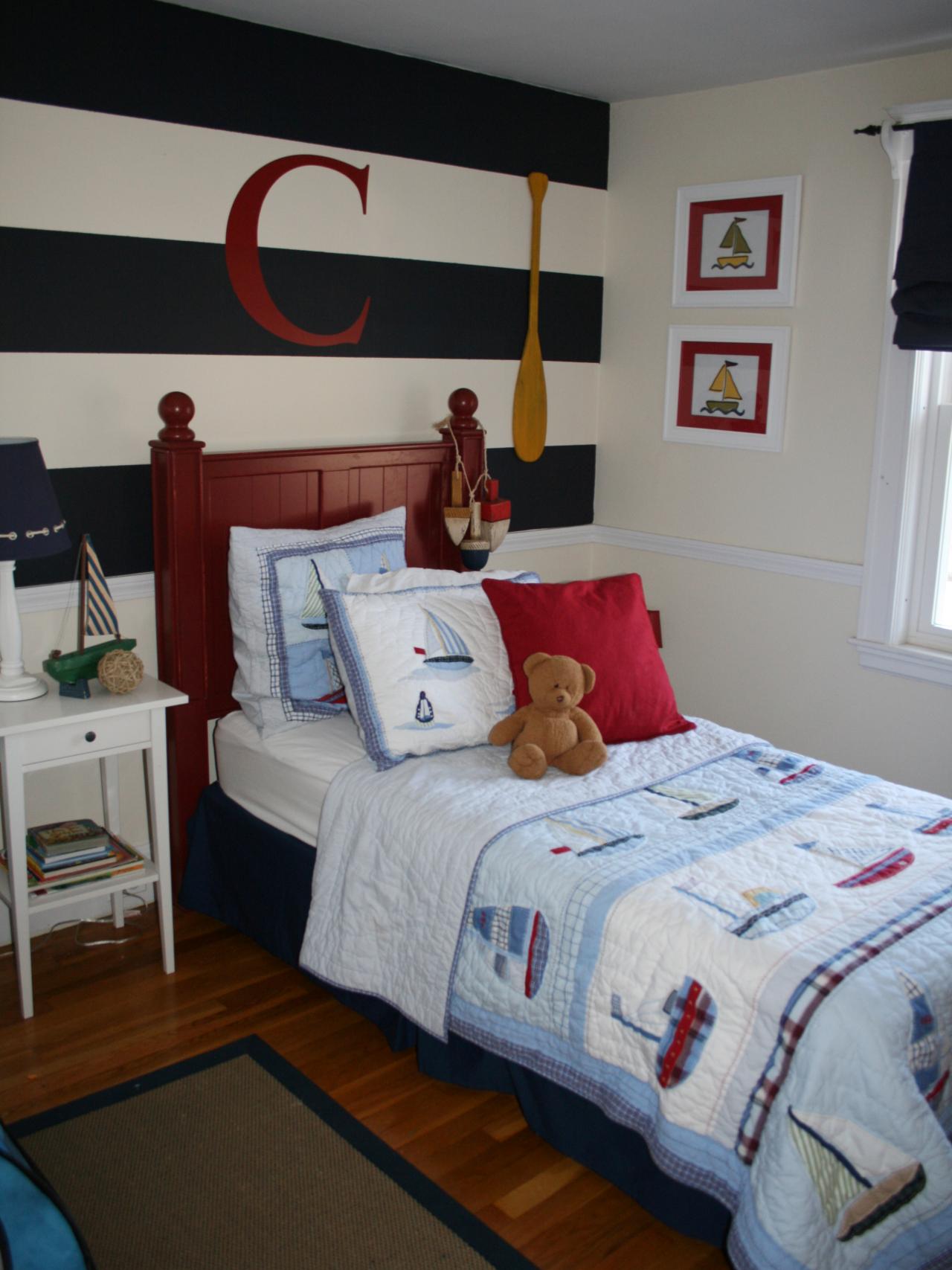 peinture chambre enfant blanc bleu noir lit confort table de nuit déco originale