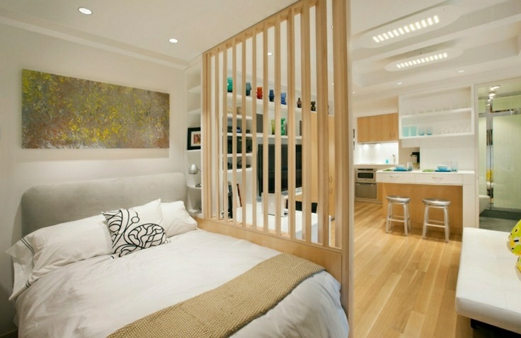 idée séparation espace petit appart grand lit coussin confort tableau parquet tabourets cuisine