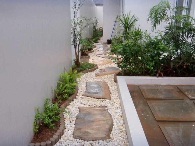 petit jardin moderne allée dalles