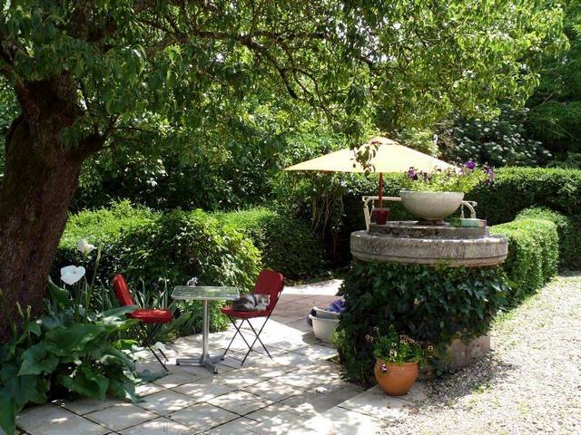petit jardin moderne table ombre parasol