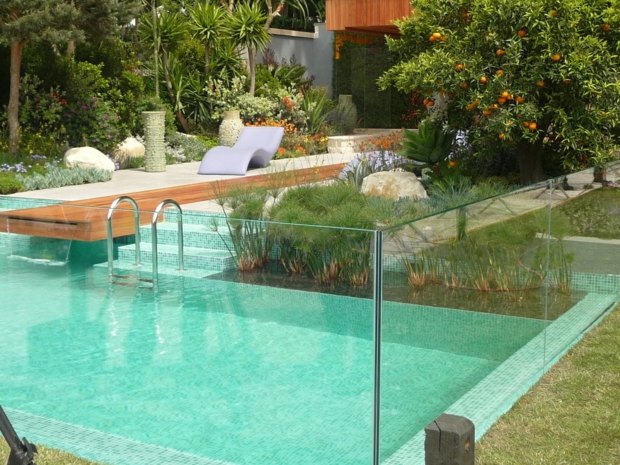 piscine contemporaine bordée balustrade verre