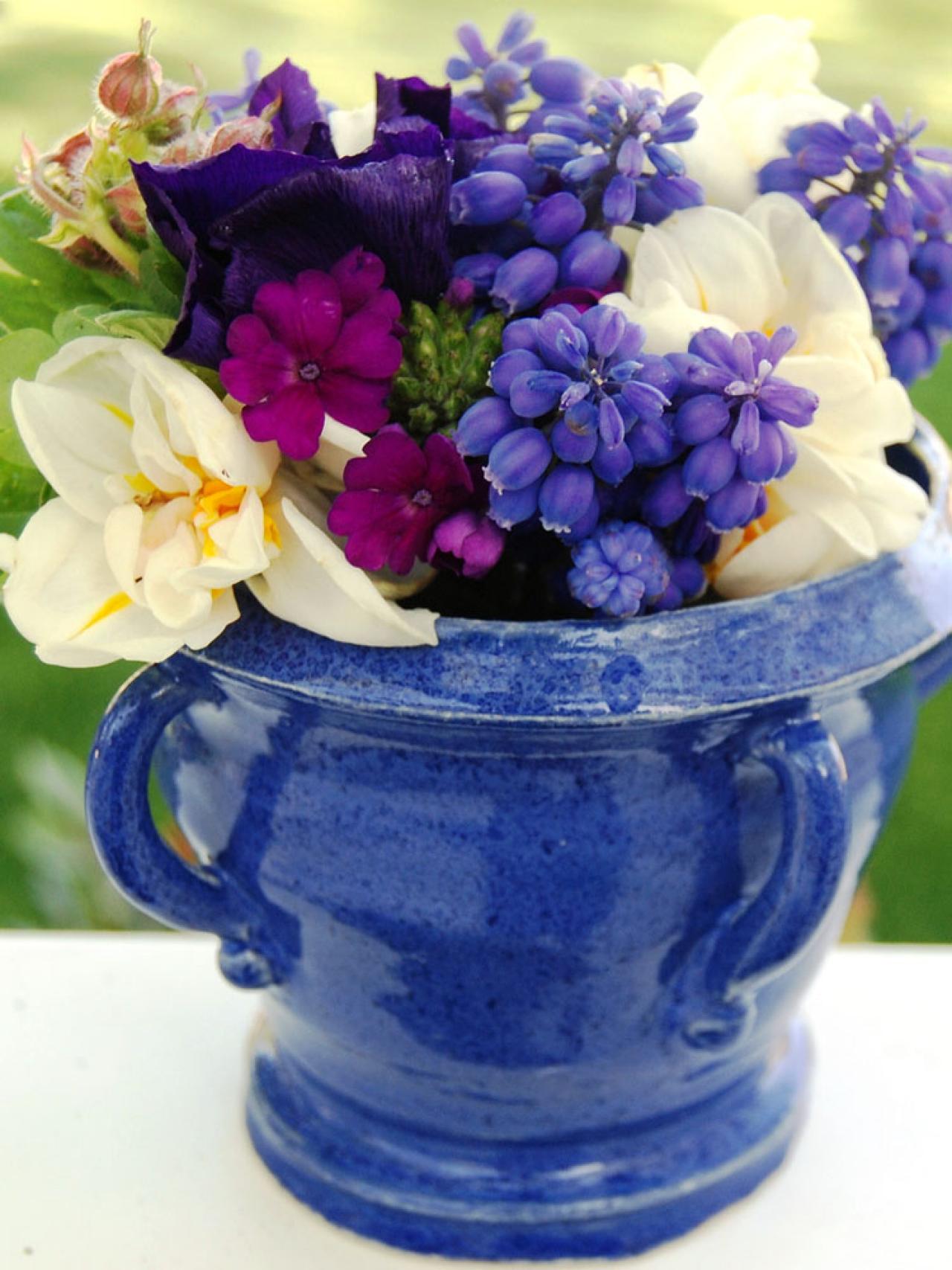 élégant pot bleu fleurs stylé moderne décoration fleurs blanches