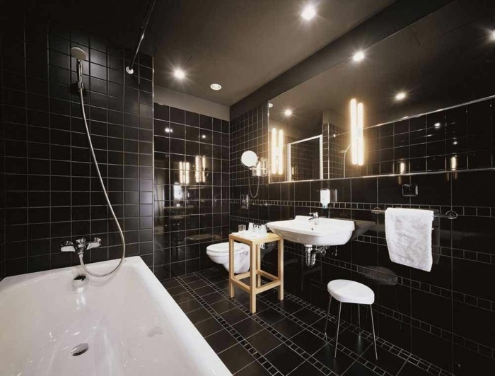 moderne salle de bain design intérieur noir carrelage noir murs noirs