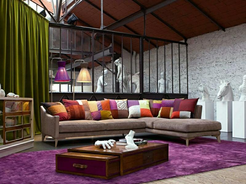 canapé d'angle roche bobois coussins coloré tapis de sol violet table de salon en bois