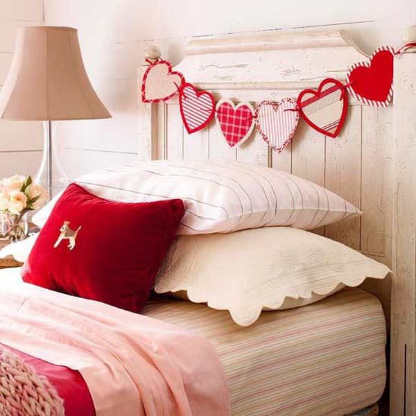 déco chambre saint valentin lit guirlande coeurs lampe coussins rouges