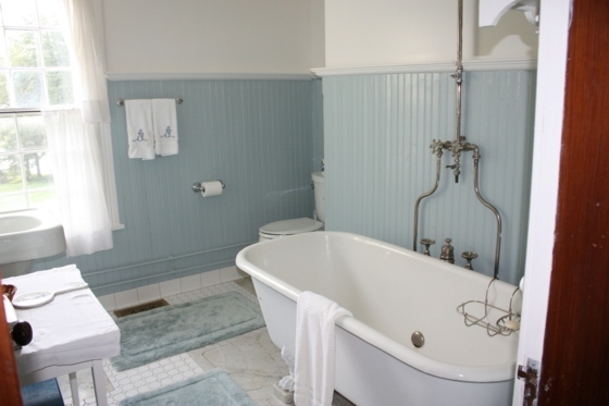 salle bain retro bleu blanc