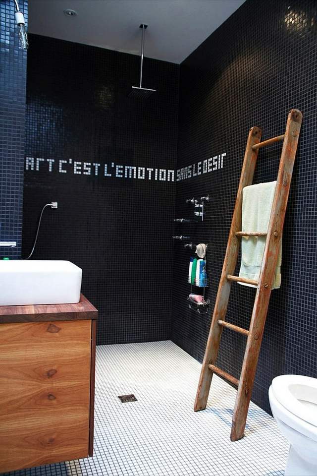 salle de bain noire carrelage citation mural