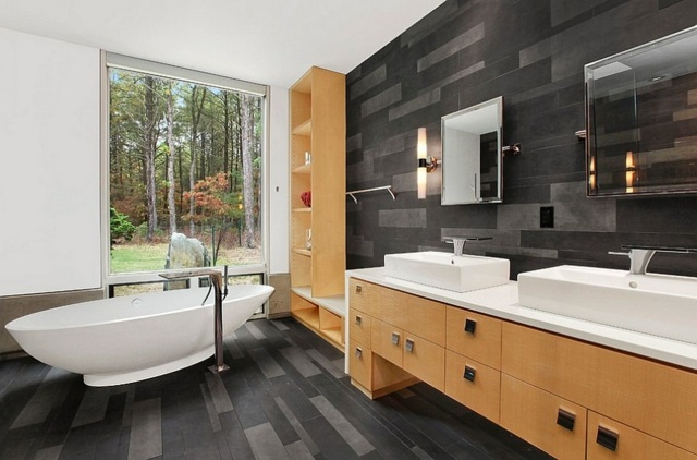 salle de bain noire moderne mobilier bois baignoire lavabo