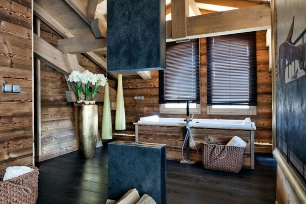 salle de bain revêtie bois et cheminée design