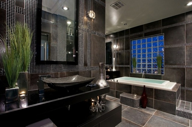salle de bain teinte noire grise baignoire blanche lavabo design