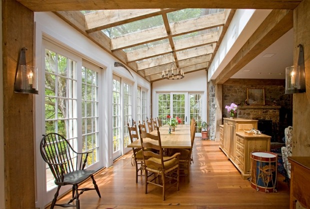 salle manger bois fenêtre de toit