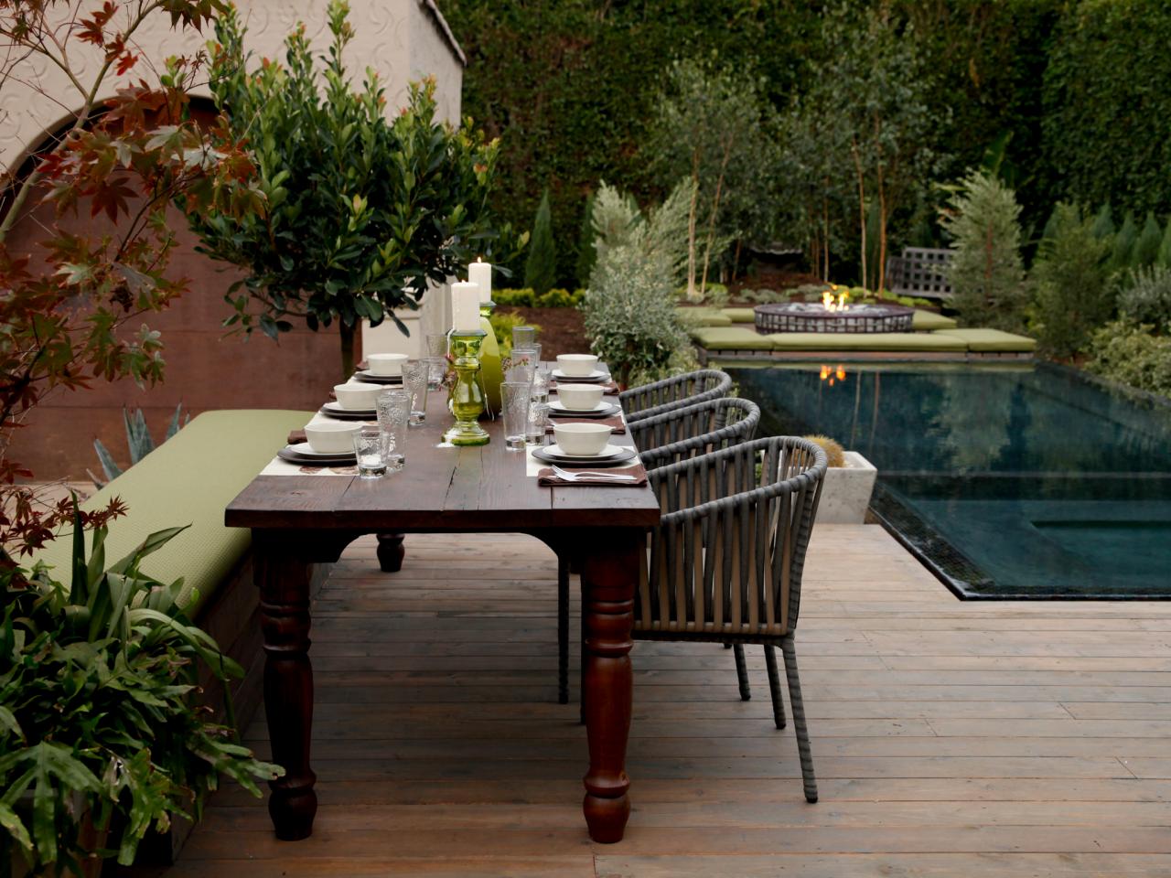 espace dîner salon de jardin design soir bougie piscine maison moderne 