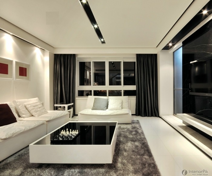 salon intérieur canapé blanc coussins table de salon noire et blanche design