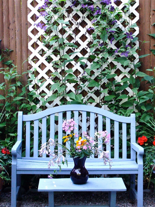 table de jardin en bois bleu minimaliste pas cher peinture banc bouquet de fleurs