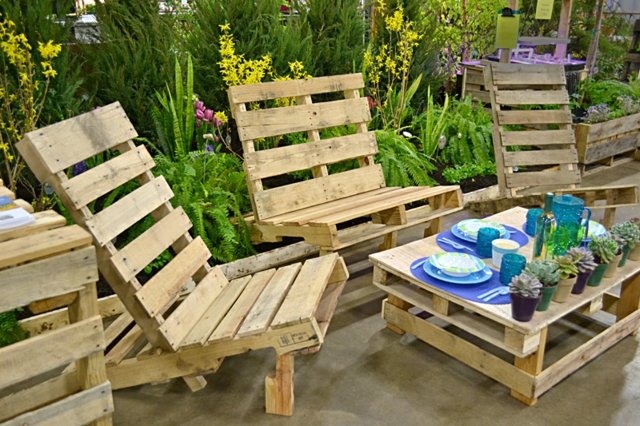palettes recyclage chaise de jardin table basse de jardin idée aménagement espace extérieur 