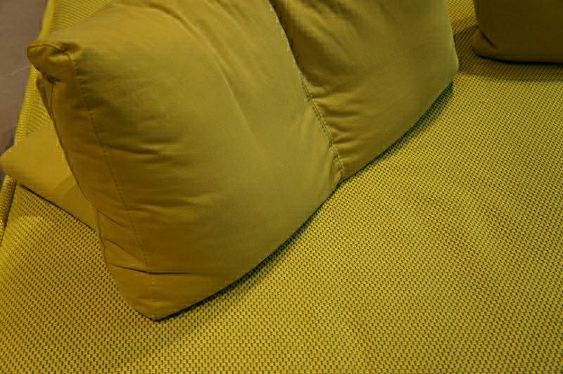 salon intérieur moderne canapé jaune canapé roche bobois détail 