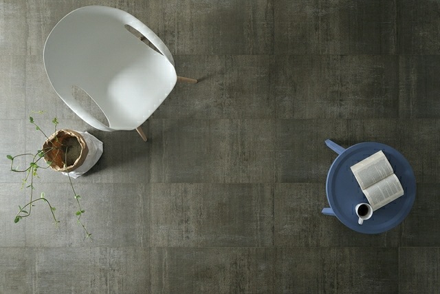 carrelage en béton sol moderne idée salon intérieur original chaise blanche design plante petite table bleue