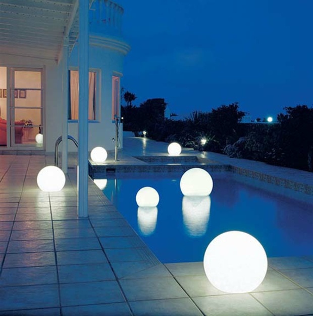 sphères lumineuses pour éclairer votre terrasse et piscine