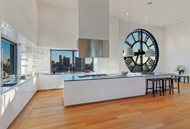 superbe cuisine blanche et bois avec fenêtre horloge