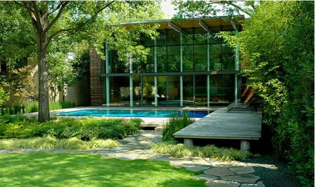 superbe jardin ensoleillé avec piscine
