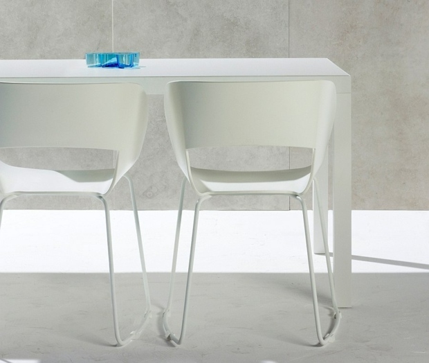 table chaises exterieurs blanc