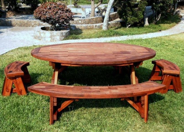 salon de jardin table de jardin en bois ronde confortable design