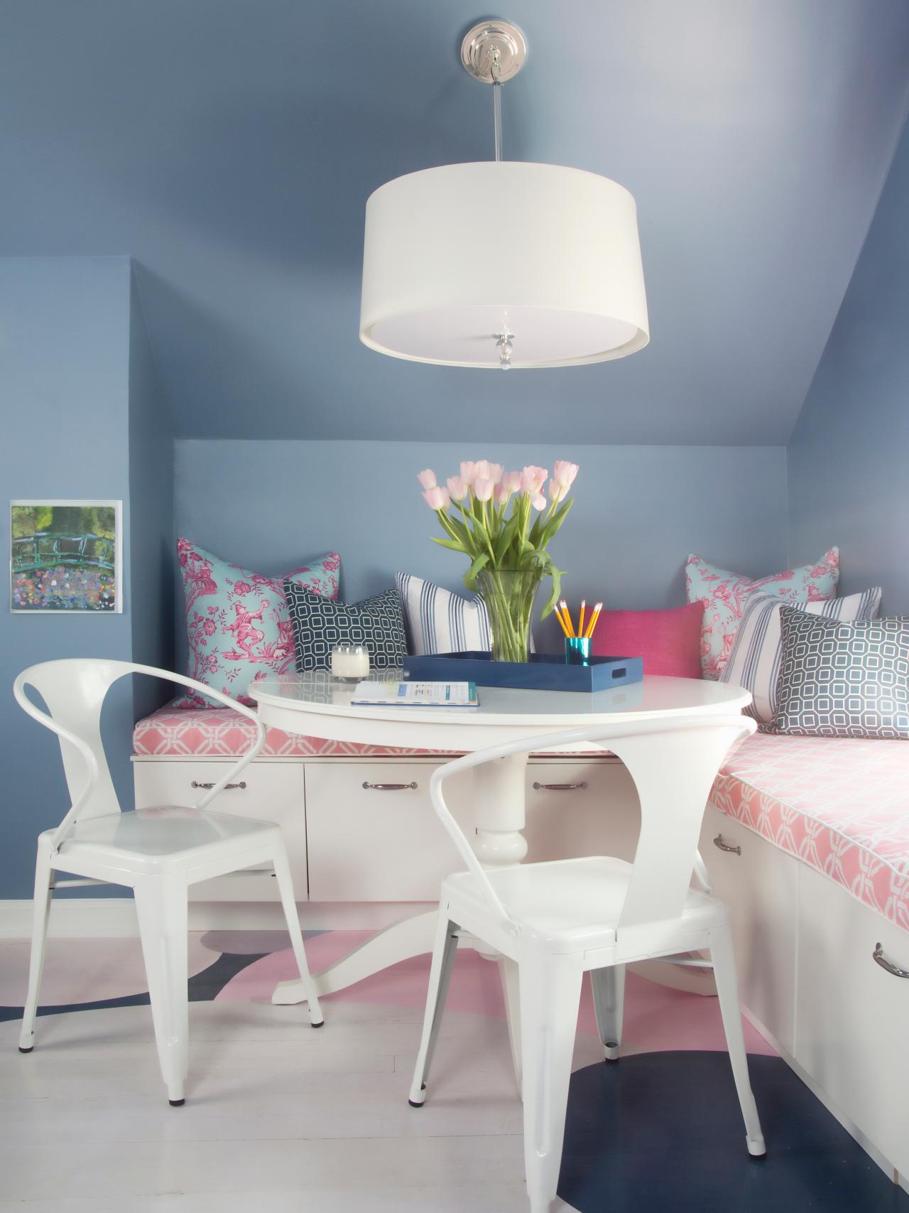 intérieur chambre déco tulipes salon de chambre en métal blanc joli design coussins aux motifs florales 