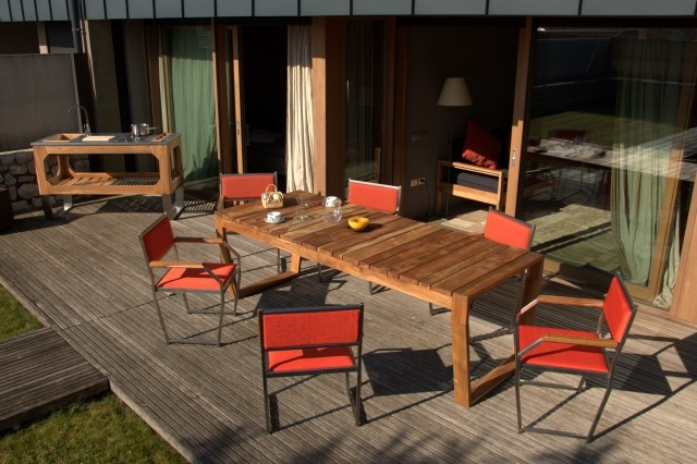 table jardin chaise coussins rouge bois massif confort 