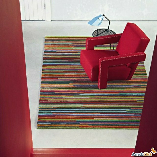 tapis en laine naturelle coloré design et écolo lampe design fauteuil rouge