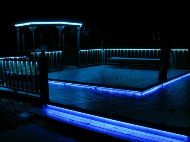 terrasse bois illuminée par rubans LED bleus