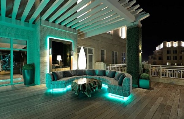terrasse contemporaine au mobilier éclairé strip LED