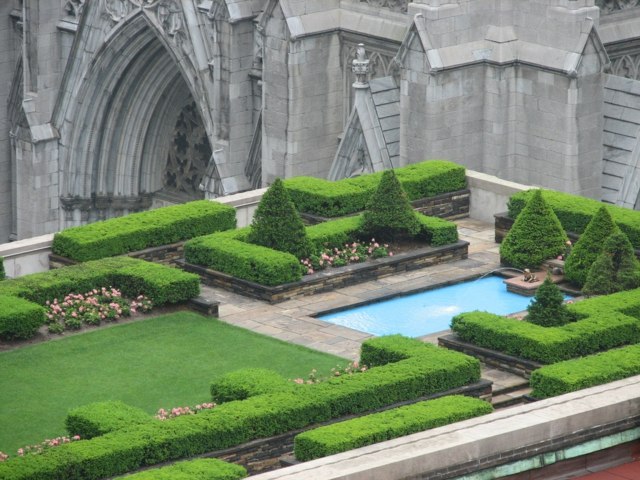 terrasse et jardin toit arrière-fond église 