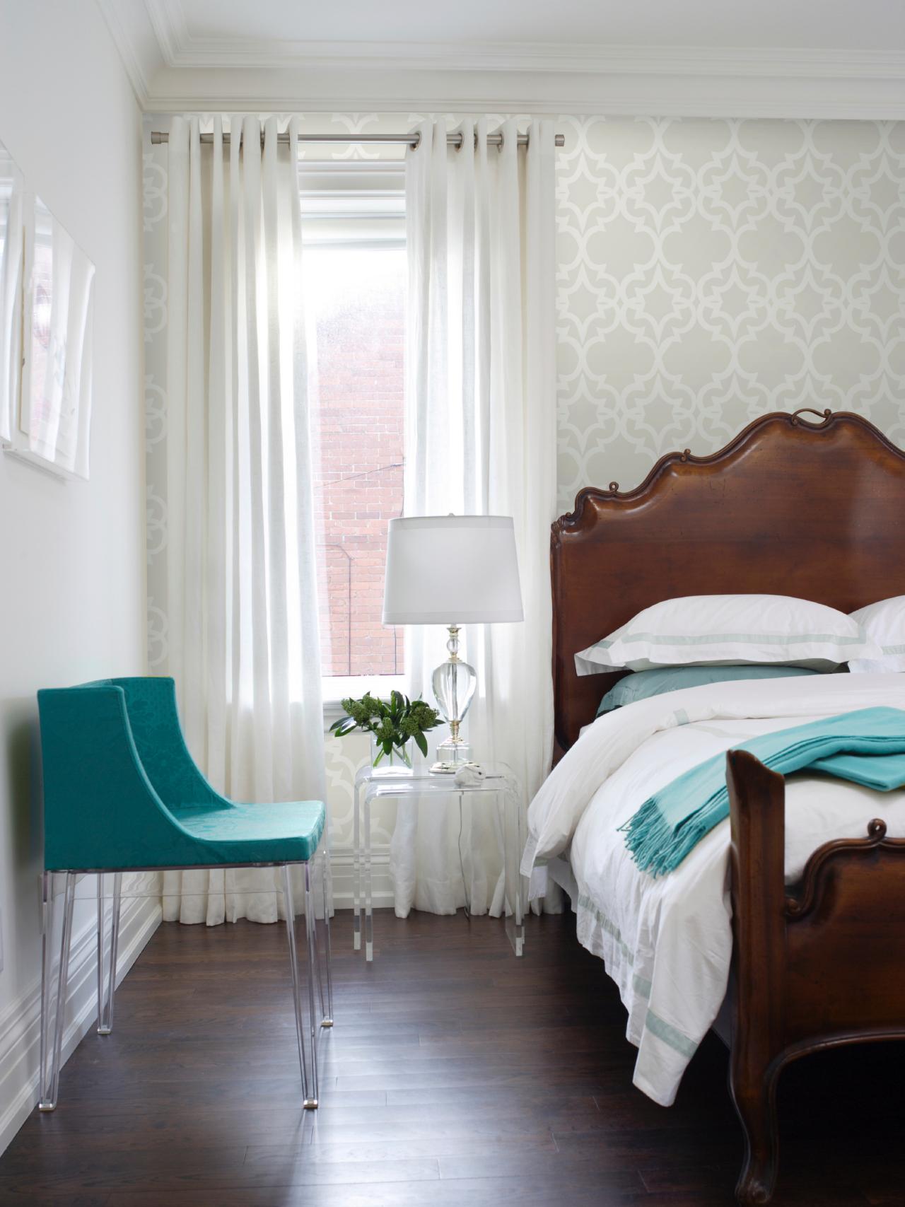idées tête de lit originale bois pas cher très design turquoise chaise lampe blanche