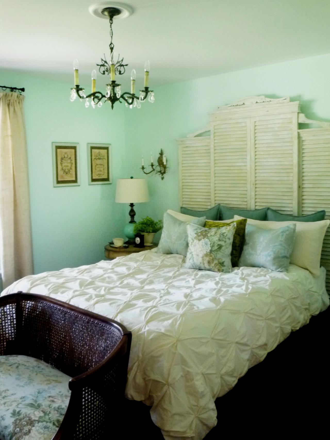 idée déco chambre tête de lit murs vers bois porte bois blanc lingerie design