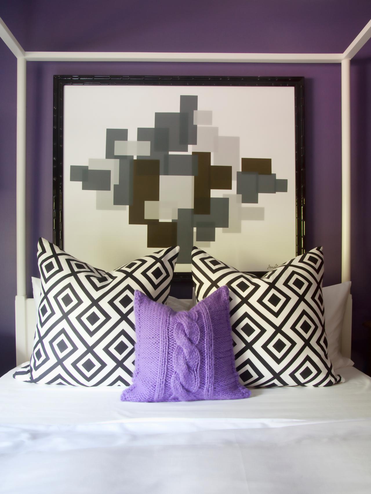 vrai design tête de lit originale ludi chambre invité violet blanc tableau super cool